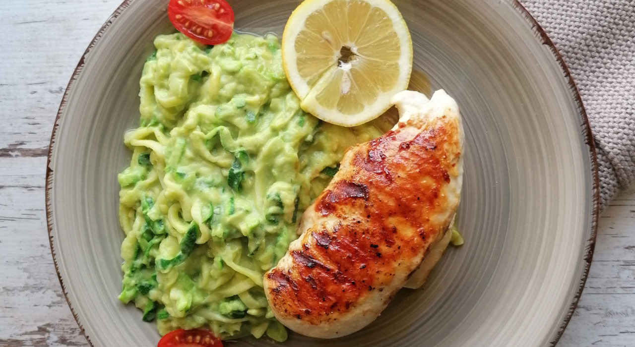 Gebratenes Hühnerfilet mit Zoodles und Avocadosauce